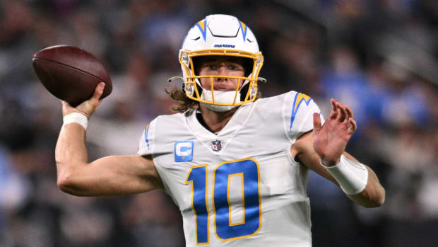 Los Angeles Chargers quarterback Justin Herbert (10)